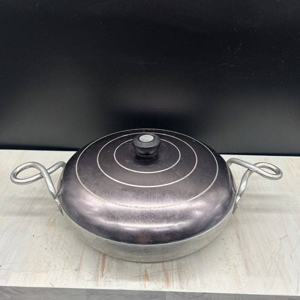 vintage Wear-Ever aluminum pan, model No. J901 Twisted Handles
